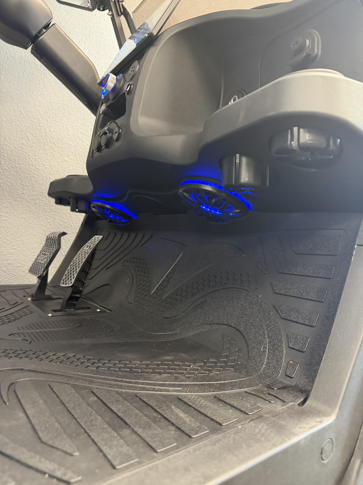 
								2026 Venom EV Strike 4 2+2 full									