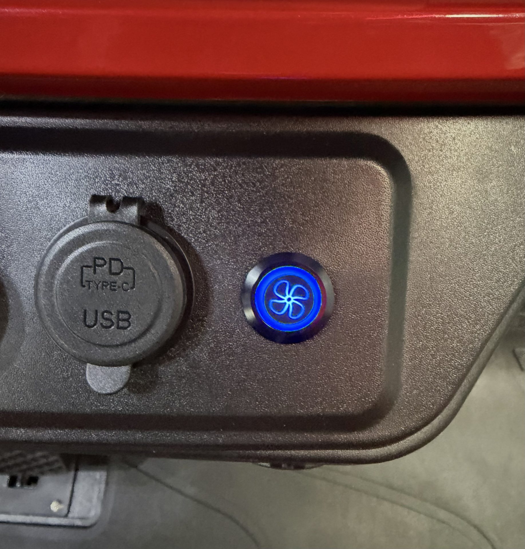
								2027 Sivo Edge 4F full									